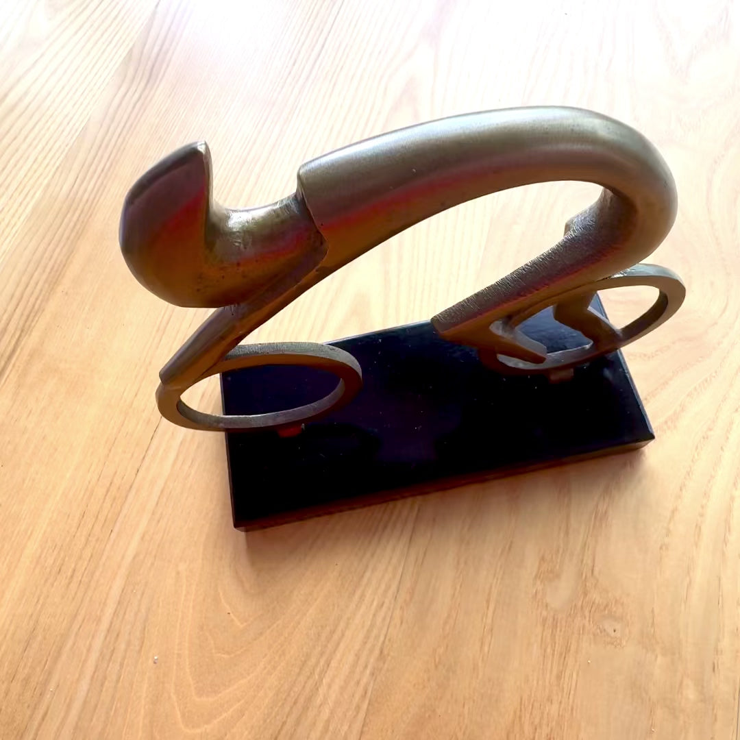 Estatueta de ciclista VB26/9 com gravação - Presente elegante para ciclistas, altura 18 cm, latão e preto, decoração minimalista para interiores