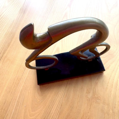 Estatueta de ciclista VB26/9 com gravação - Presente elegante para ciclistas, altura 18 cm, latão e preto, decoração minimalista para interiores