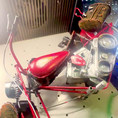 Modelo clássico grande de motocicleta chopper em metal na cor vermelha com possibilidade de personalização por gravação