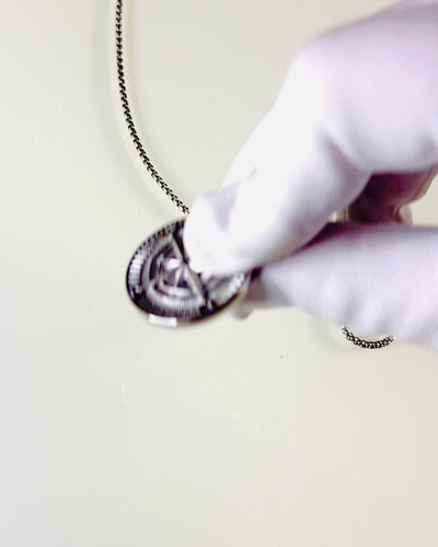 Colar com Bússola – Joalharia Forjada em Aço Inoxidável para Homens e Mulheres em Duas Cores, com gravação