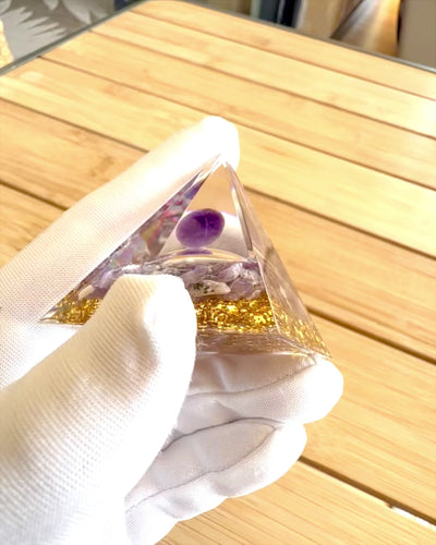 Pirâmide Energética "Amethyst Star" de orgonite com cristais de ametista