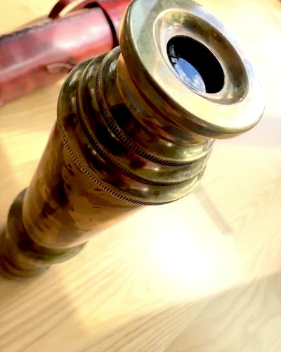 Luneta Real “Voyager 1818” – Exclusiva, em latão, 83 cm, feita à mão, com estojo em pele natural – Edição de colecionador, personalizável com gravação para presente