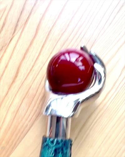 Bengala "Mão Real" – feita à mão com pele natural, possibilidade de personalização com gravação