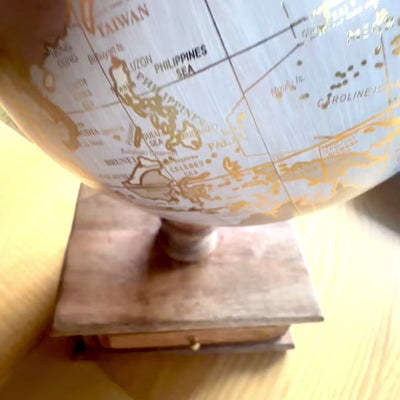 Globo de secretária vintage elegante com base de madeira e gaveta