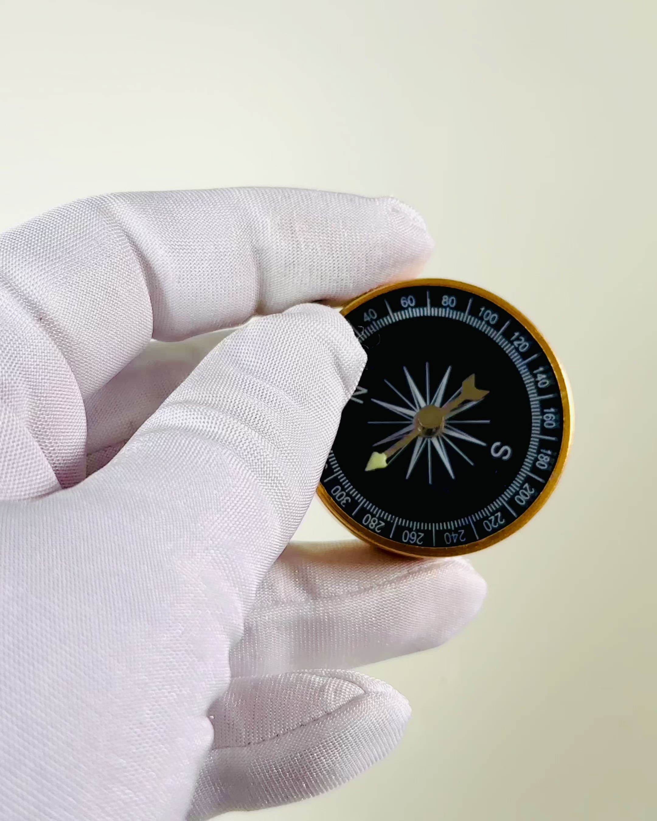 Bússola de Navegação Compacta com Acabamento Metálico – Essencial para Todo Viajante, com gravação