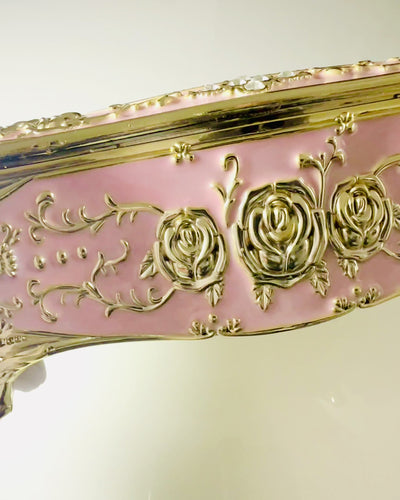 Caixa de Lenços Rosa Elegante com Rosas em Relevo – Toque Luxuoso para Sala de Estar, Hotel ou Clube
