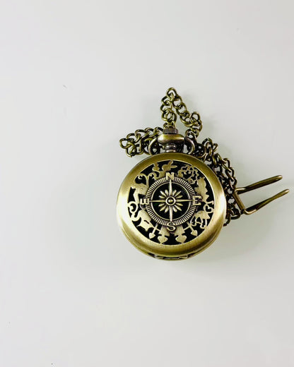 Antiga Bússola de Bolso em Bronze e Ouro com Padrão Vazado – Perfeita para Exploradores e Amantes do Retro. Personalização com gravação