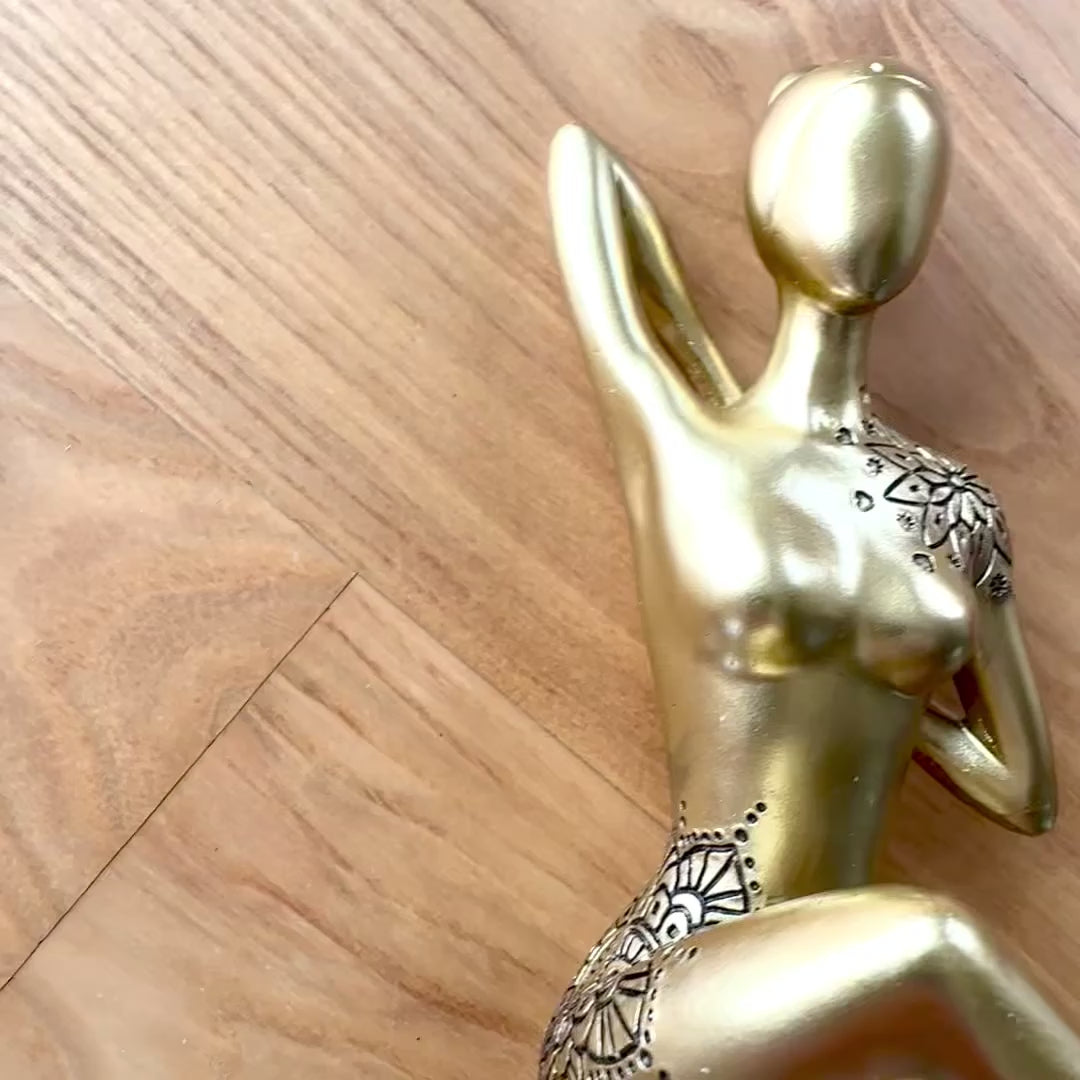 Estatueta decorativa dourada Yoga com possibilidade de personalização por gravação