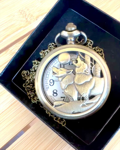 "Luna Wolf" – Relógio de Bolso Estiloso com Lobos, possibilidade de personalização com gravação para presente
