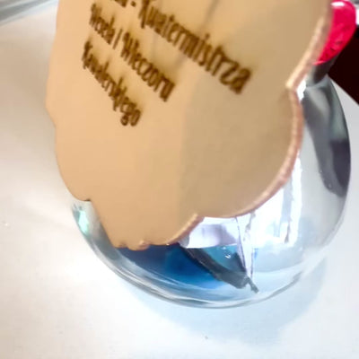 Miniatura de veleiro em garrafa com possibilidade de personalização por gravação – decoração náutica clássica para presente, 10 x 10 x 11 cm