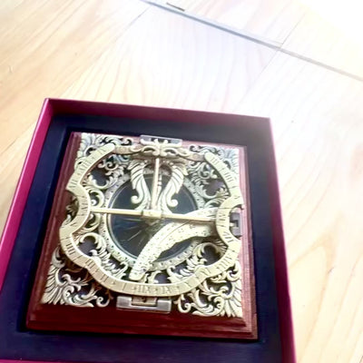 Relógio de Sol de Latão Habsburgo H30 com possibilidade de personalização por gravação, ideal para presente, em estilo elegante de Augsburgo, altura 10 cm, sobre base de madeira