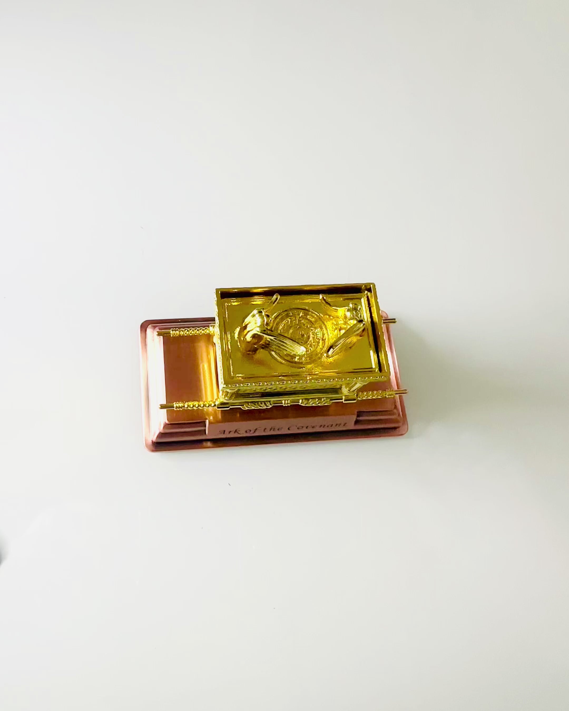 Majestosa Miniatura da Arca da Aliança em Moldura Dourada 11,2 x 5,8 x 7,3cm - Arca Exclusiva, Decoração em Edição Dourada