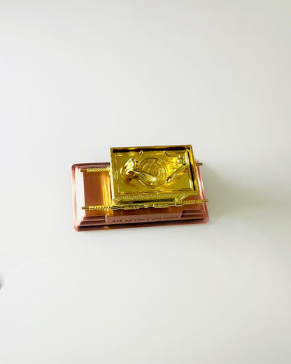 Majestosa Miniatura da Arca da Aliança em Moldura Dourada 11,2 x 5,8 x 7,3cm - Arca Exclusiva, Decoração em Edição Dourada