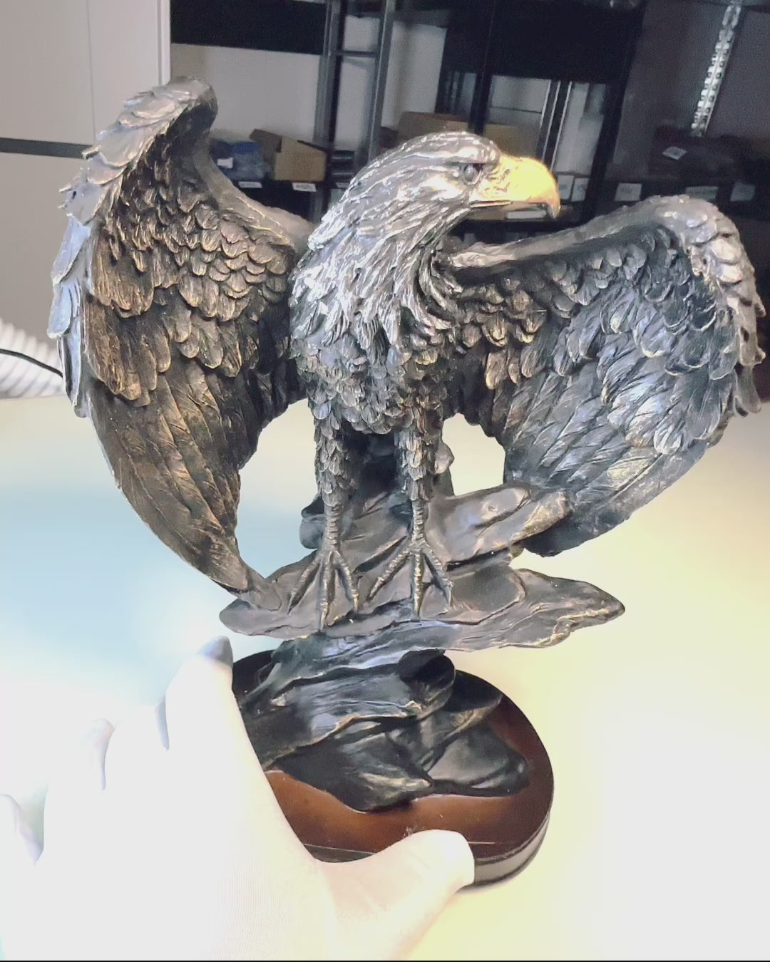 Estatueta Decorativa "Águia Voadora" – Majestoso Símbolo de Força e Liberdade