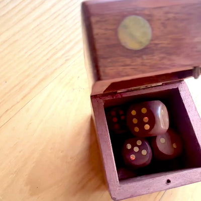 Dados de madeira para jogo em caixa elegante com possibilidade de personalização com gravação
