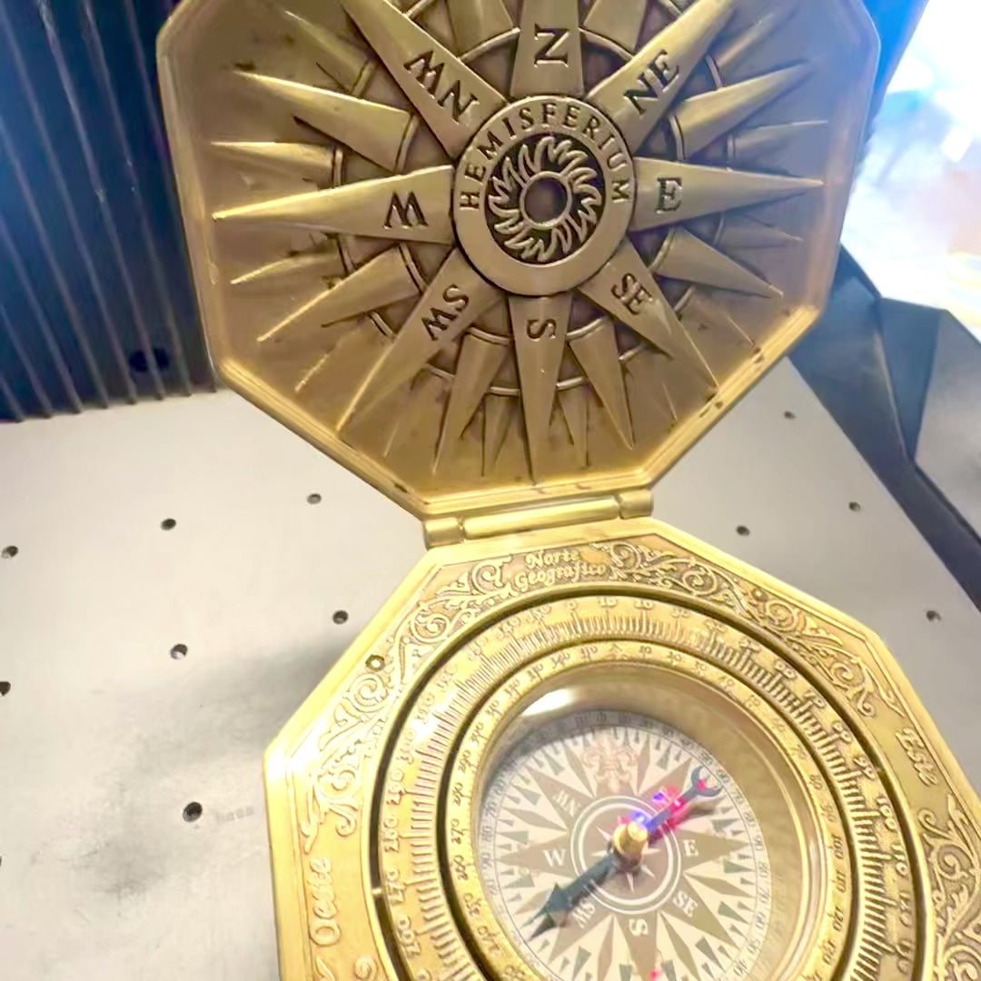 Bússola Magnética Cardan Exclusiva H43 em Latão e Madeira com Gravação Personalizada
