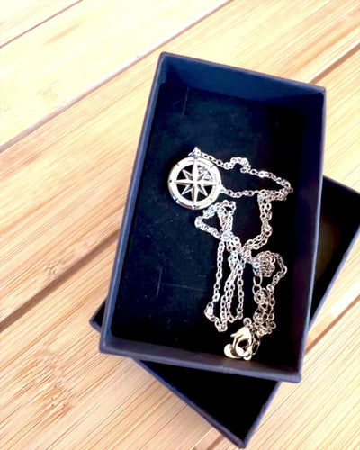 Colar de Prata com Pequeno Símbolo - Bússola "Viajante", possibilidade de personalização com gravação para presente