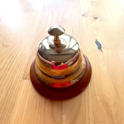 Gongo de latão para hotel com base de madeira TB27/4 com possibilidade de personalização por gravação, presente elegante em cor dourada e castanha, altura 11 cm, diâmetro 12 cm