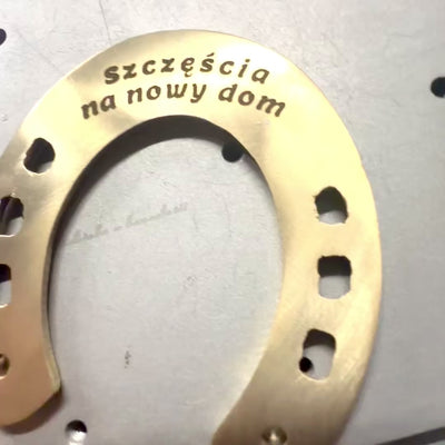 Ferradura da Sorte em Latão 7 cm com Gravação - Presente Elegante para Casa Nova, Formatura ou Novo Emprego, Adorno Dourado com Inscrição Good Luck