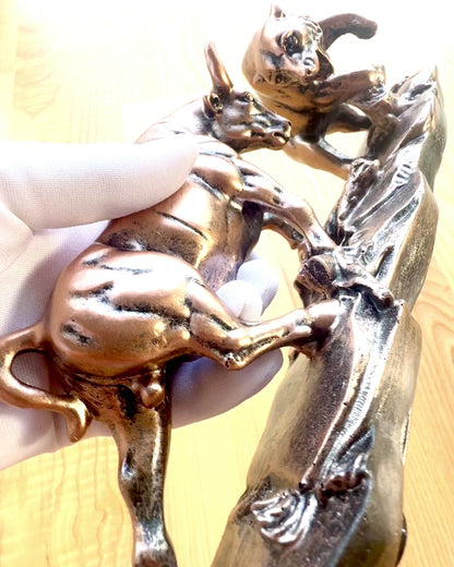 "Starcie Byka z Niedźwiedziem" - Escultura em cobre-ruivo com opção de gravação