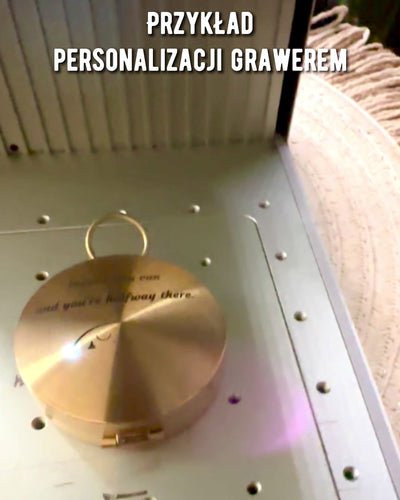 Bússola de Navegação em Estilo Retro – Instrumento Portátil e Preciso para Determinação de Direção para Viajantes e Exploradores. Gravação, personalização.