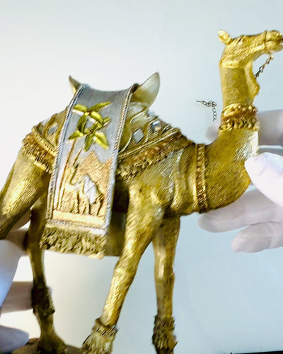 Estatueta Viajante do Deserto Decorativo Camelo de Resina com Possibilidade de Gravação