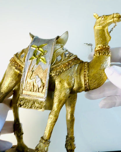 Estatueta "Viajante do Deserto" - Camelo Decorativo de Resina com Possibilidade de Gravação