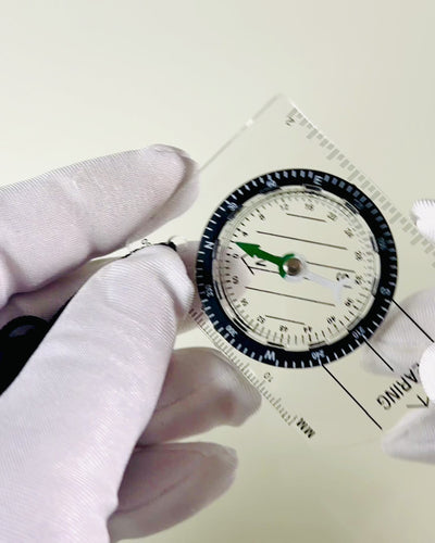 Bússola turística "Guia do Aventureiro" - Transparente, Mini Acrílica com Corda Suspensa e Escala de Mapa, com gravação