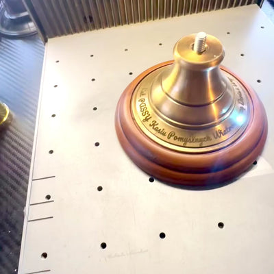Astrolábio de latão de 21 cm com base de madeira - Presente personalizado para amantes da astronomia em cor dourada