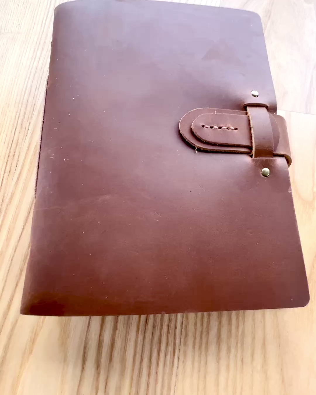 Notatnik Premium "RetroNotes" – Caderno Elegante de Pele Verdadeira - 200 páginas, 120g, caderno, bloco de desenho, cor castanha, personalização com gravação