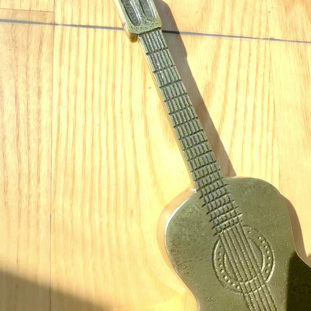 Guitarra decorativa metálica MUS-20 com possibilidade de personalização por gravação