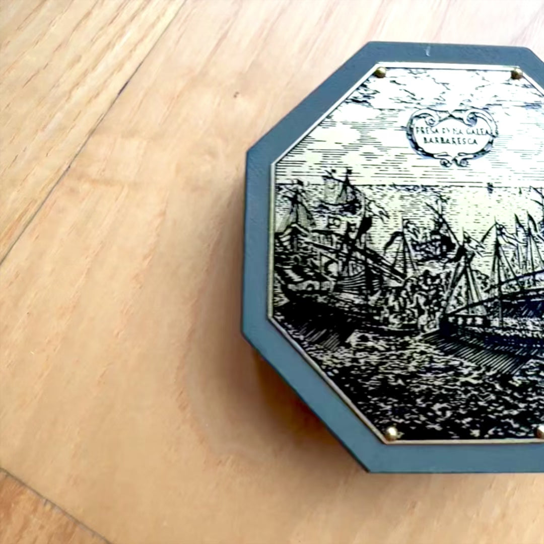 Relógio de sol octogonal e bússola H06 com possibilidade de personalização por gravação – presente elegante para amantes da navegação, feito em madeira e latão, com ornamentação rica, dimensões 7,3 x 2 cm