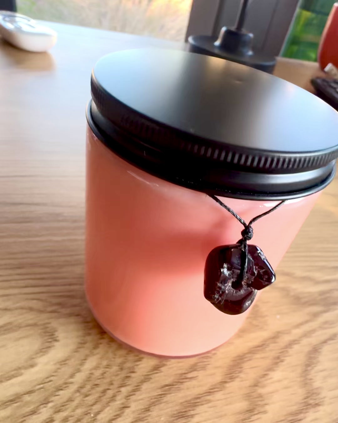 Vela de soja intencional 250 ml com pedra natural – escolha a sua energia: Citrino ou Granada, personalização com gravação para presente