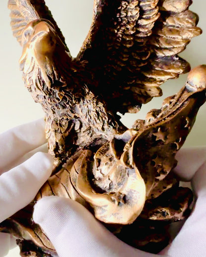 "Władca Wiatrów" - Escultura Retro de Águia em Estilo Vintage com Opção de Gravação