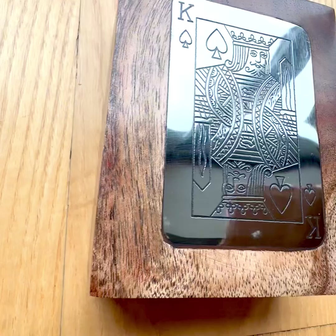 Baralho Elegante em Caixa de Madeira Decorativa com Placa de Alumínio do Rei - Gravação Personalizada - Presente Ideal para Amantes de Jogos de Cartas - Dimensões da Caixa 11,5 x 8 x 4 cm