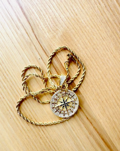 Colar com Pendente de Bússola em Estilo Glamour com Zircónias para Mulheres e Homens - cor dourada, gravação
