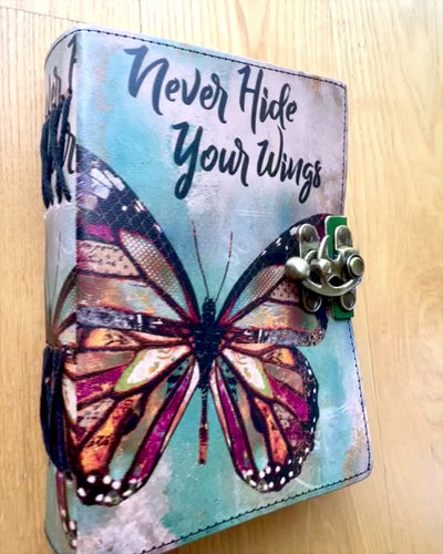 Caderno de Couro Borboleta da Inspiração Never Hide Your Wings – 13 × 18 cm