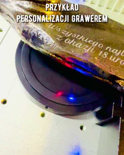 "Czarny Galop" - Elegante Estatueta de Cavalo com Possibilidade de Gravação