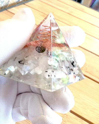 Pirâmide Energética orgonite "Copper Harmony"