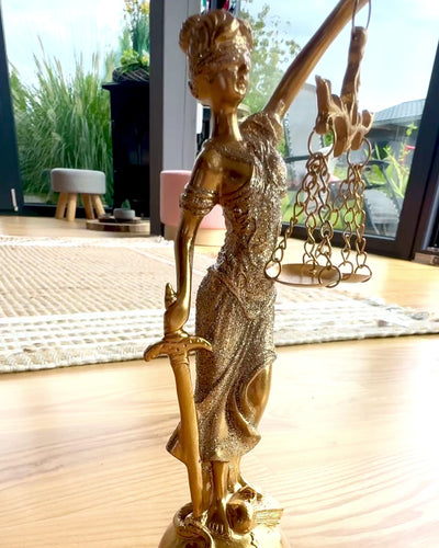 Estatueta Deusa da Justiça – Decoração Artística para Prateleira, Artesanato em Resina, personalização com gravação