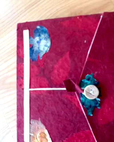 Caderno de Notas Artístico Lokta Ruby Bloom – Flores Arrojadas (45 folhas, 21 x 15 cm)