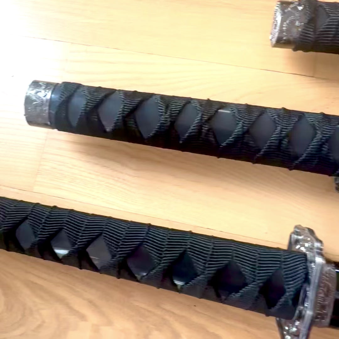 Conjunto de 3 espadas de samurai num suporte, com possibilidade de personalização por gravação