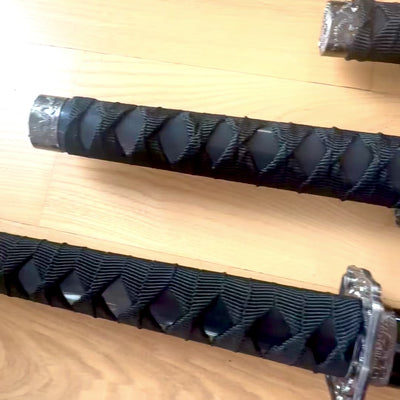 Conjunto de 3 espadas de samurai num suporte, com possibilidade de personalização por gravação