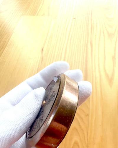 Mini Calendário Capitão "Navigator" – decoração em latão com a alma da navegação, opção de gravação para presente, 5 cm de diâmetro