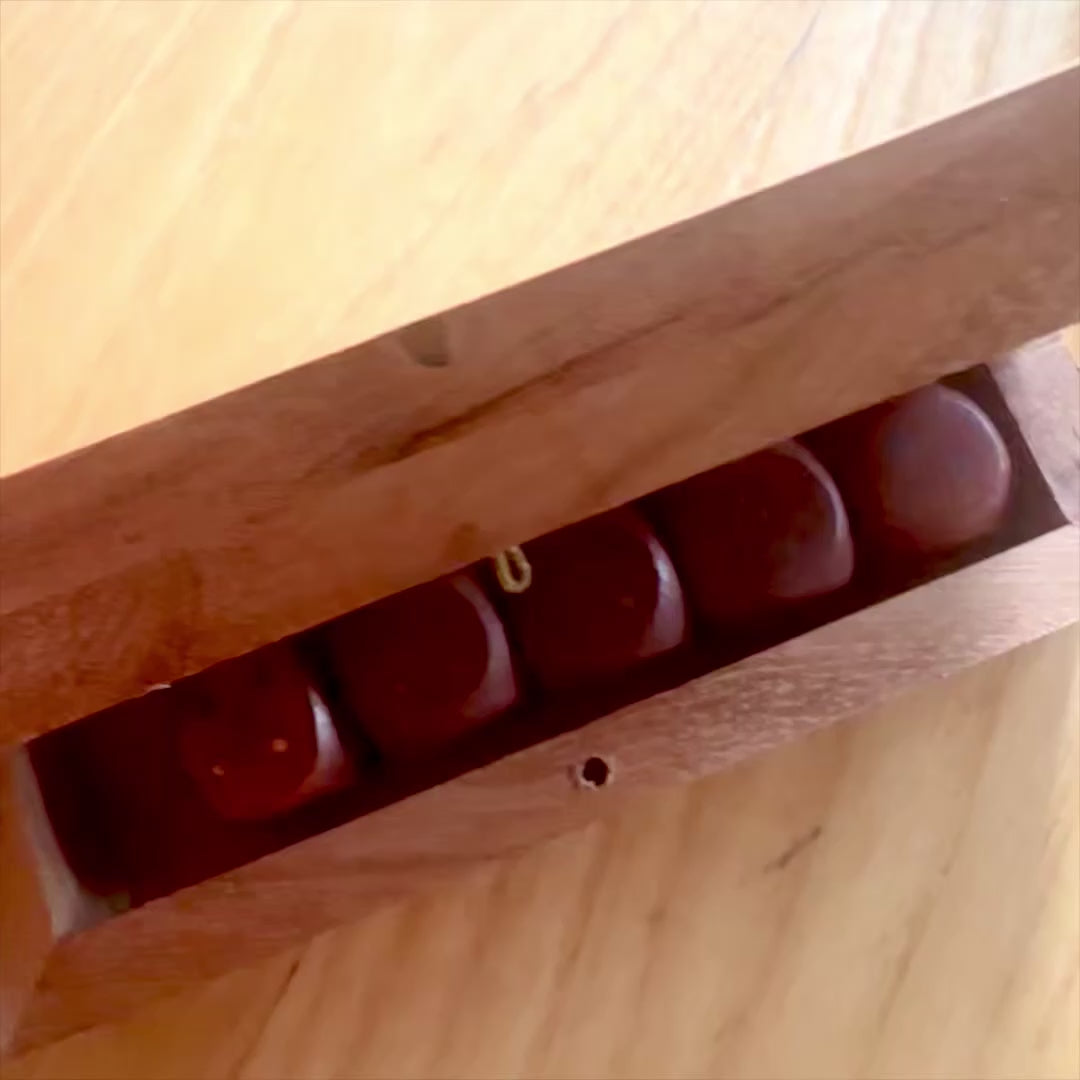 Dados de Madeira Elegantes com Pontos em Latão em Caixa Personalizada