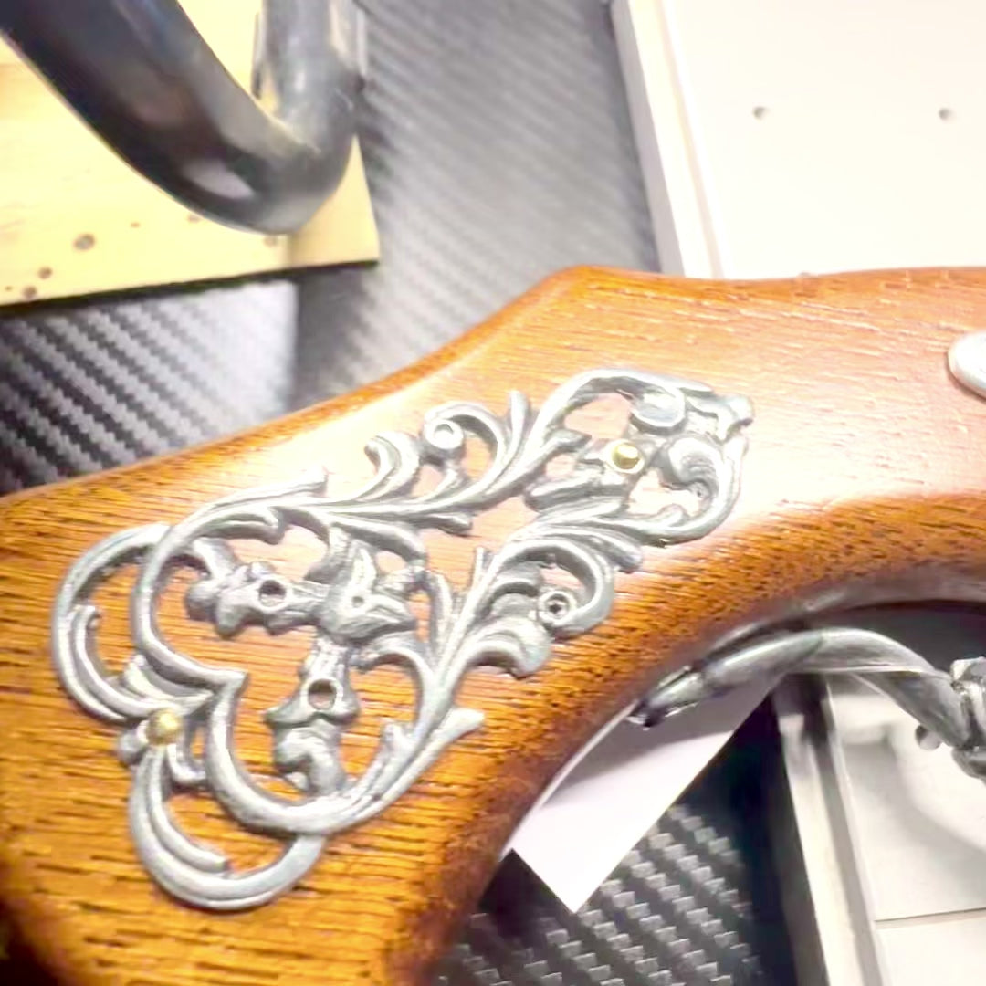 Grande Pistola Italiana em Suporte com Possibilidade de Personalização por Gravação