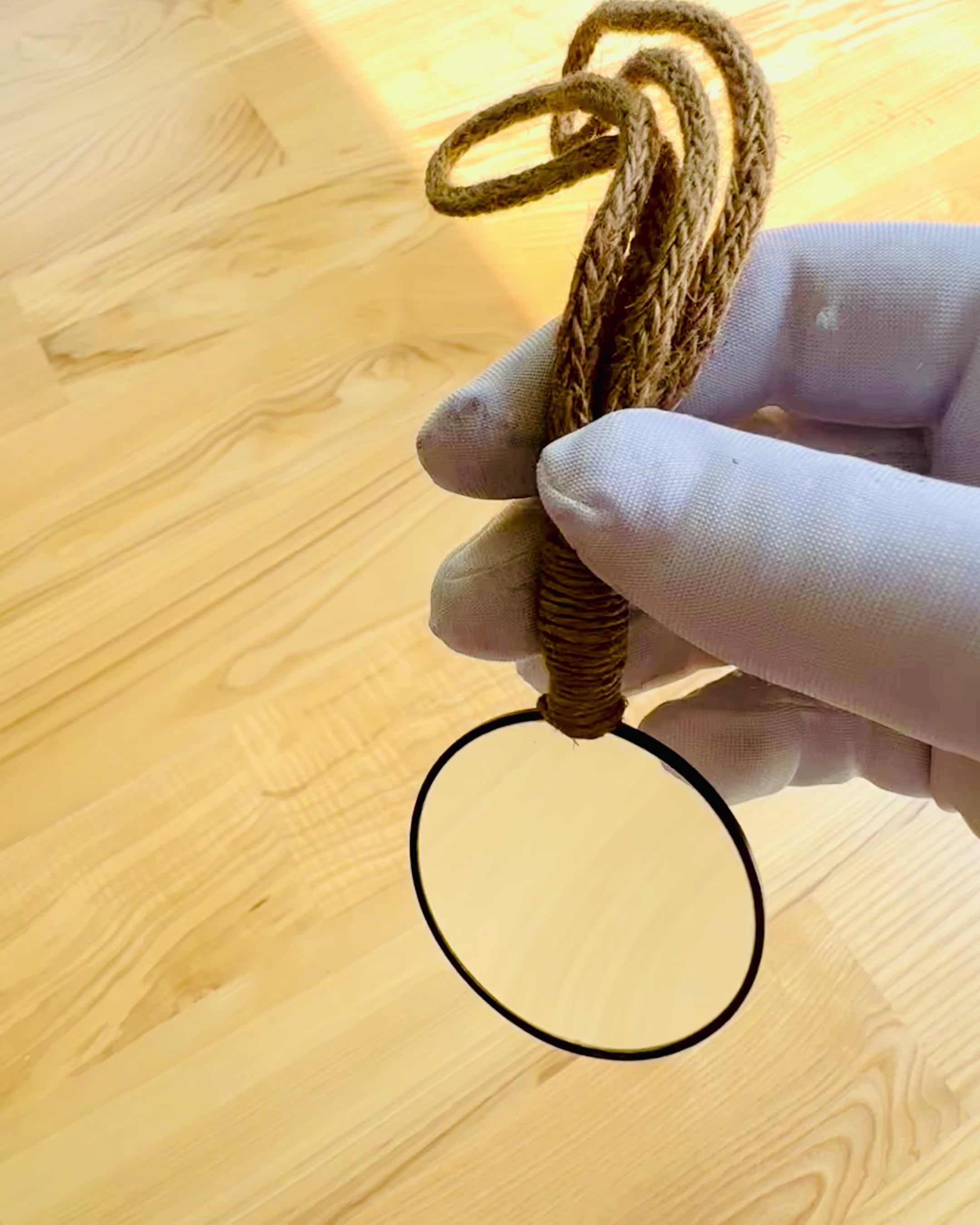 Lupa de mão com cordão artesanal - "Elegância Indiana"