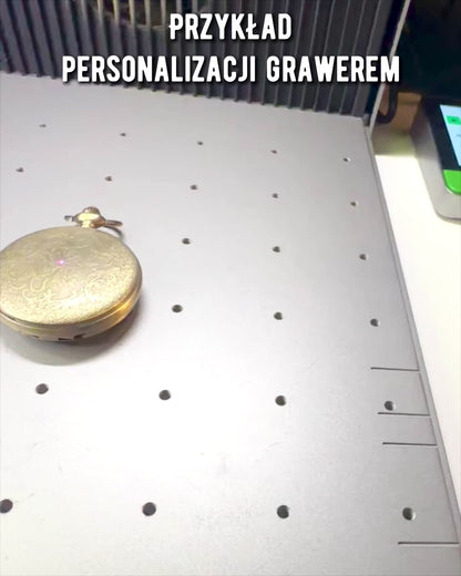Bússola de Navegação em Estilo Vintage com Padrão Vazado – cor castanho-dourado
