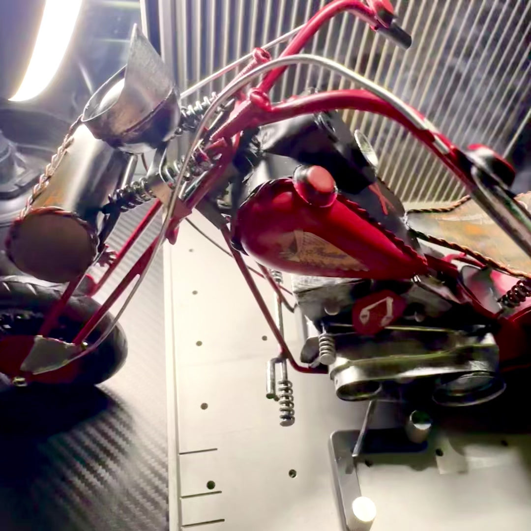 Modelo clássico grande de motocicleta chopper em metal na cor vermelha com possibilidade de personalização por gravação