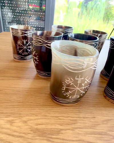 Valknut Pequeno copo de chifre de búfalo feito à mão com símbolos nórdicos, possibilidade de personalização para presente com gravação